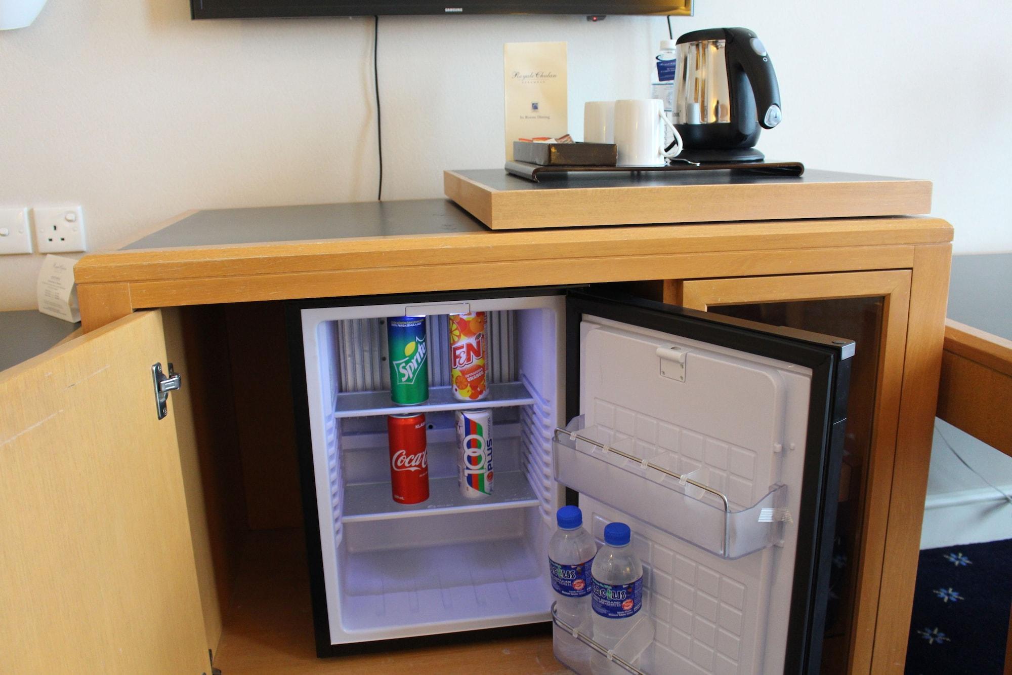 Royale Chulan Seremban Ngoại thất bức ảnh A mini-refrigerator in a hotel room