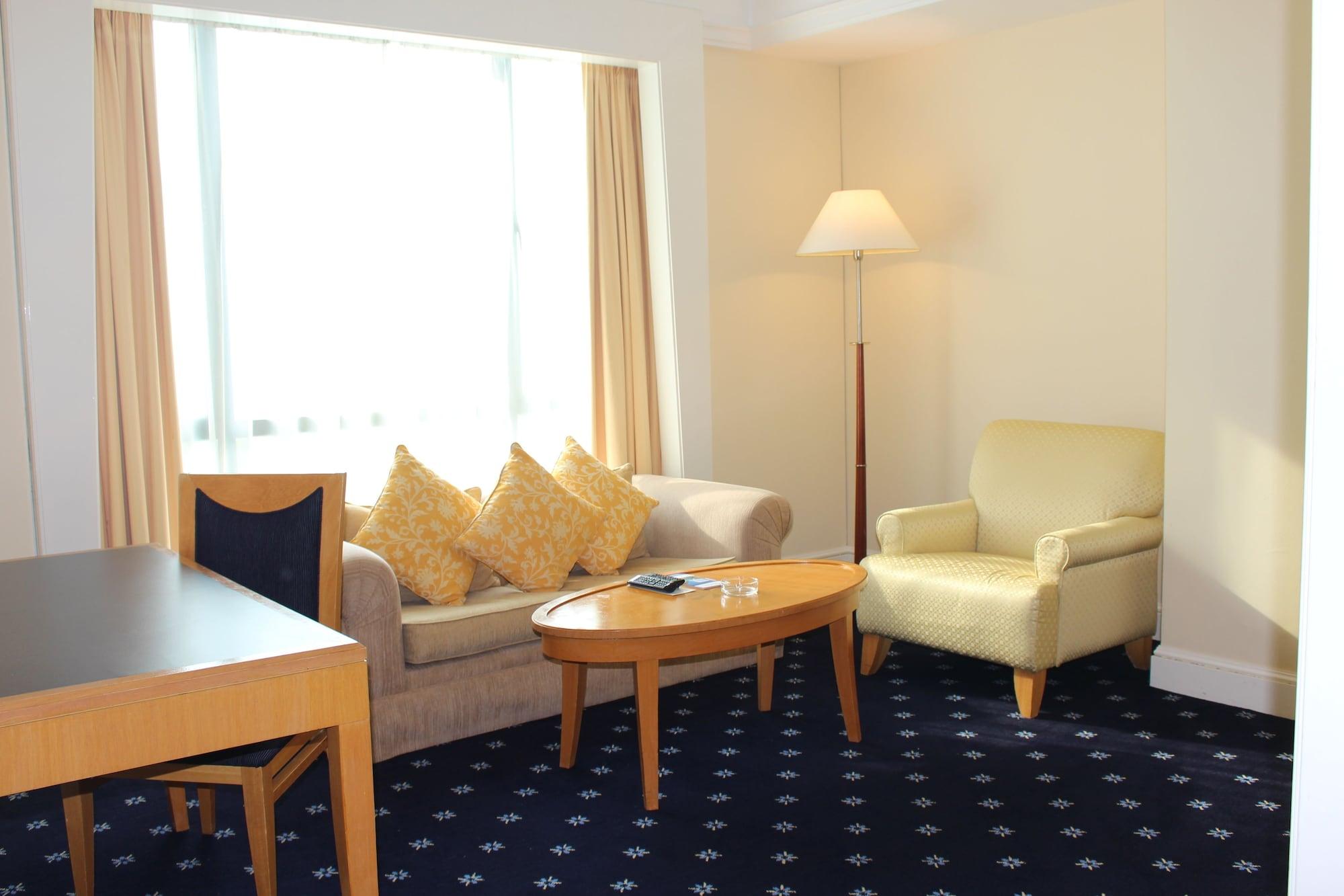 Royale Chulan Seremban Ngoại thất bức ảnh A living room in a hotel suite