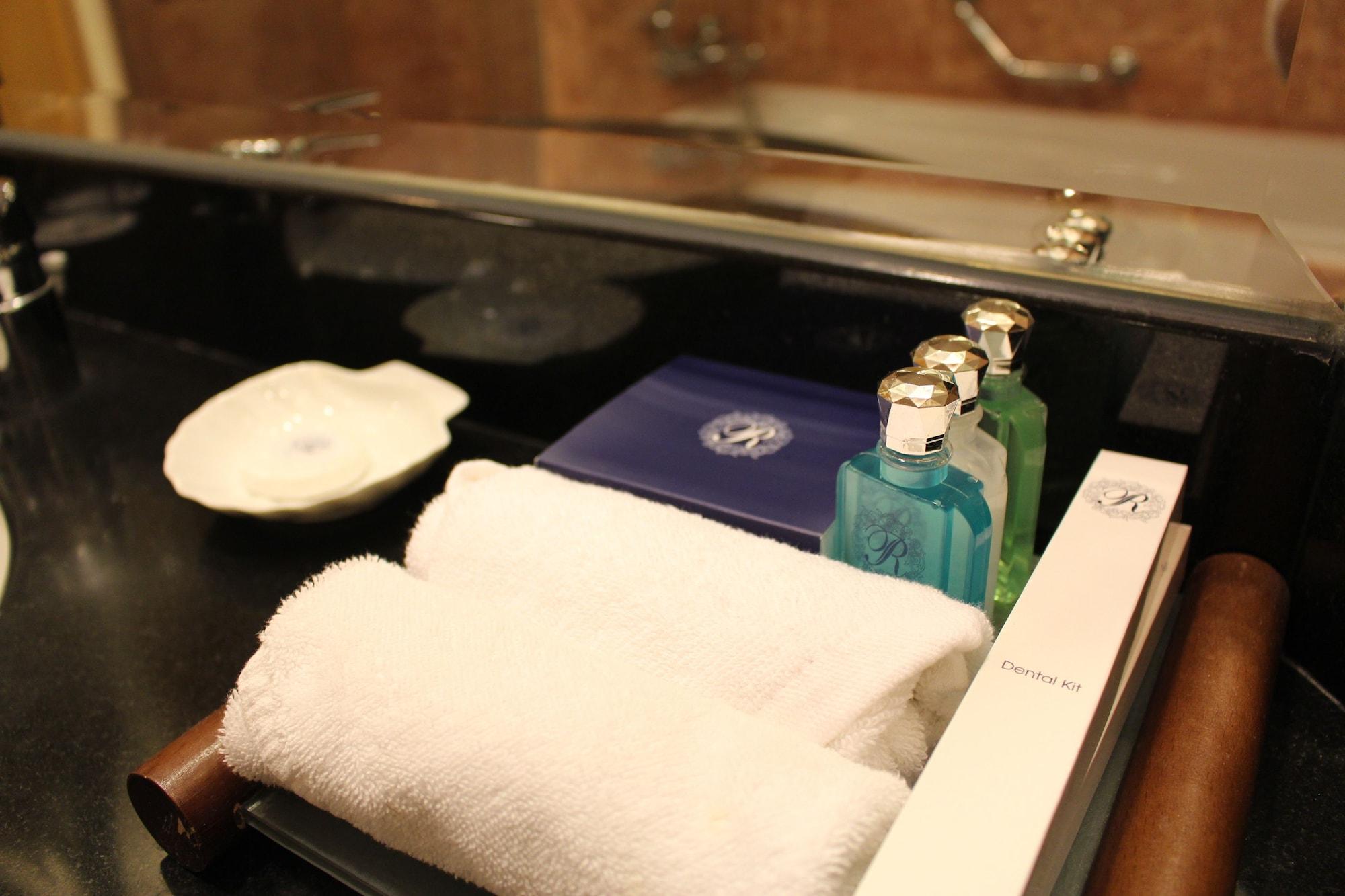 Royale Chulan Seremban Ngoại thất bức ảnh A guest bathroom in a hotel